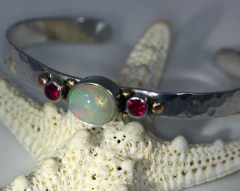 Super Bling pink OPAL (Welo) & Ruby Cuff Bracelet w 14k. Acentos de oro, grandes