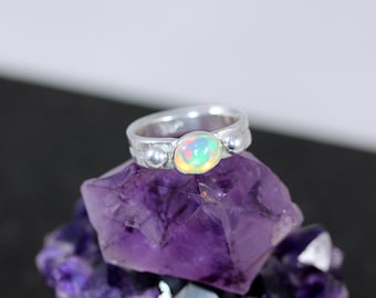 Anillo Large Beautiful Honeycomb Opal (Welo, Ethiopia) en plata de ley con patrones de grano de madera y acentos de plata fina SIZE 12