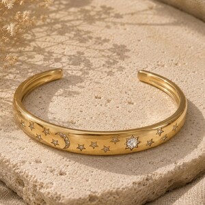 Bracciale rigido celeste in oro / Bracciale con luna e stelle / Bracciale in acciaio inossidabile placcato oro 18 carati / Gioielli impermeabili / Regalo per lei