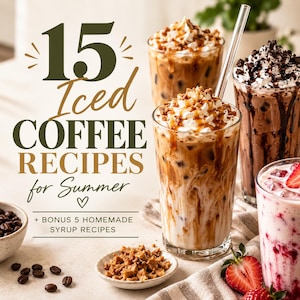 Puede incluir: Un gráfico digital titulado 15 Iced COFFEE RECIPES for Summer + BONUS 5 HOMEMADE SYRUP RECIPES. La imagen muestra tres vasos altos de café helado con crema batida y caramelo, y un vaso de leche de fresa con fresas frescas.