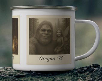 Puede incluir: Taza de esmalte blanco con una foto de un Bigfoot y un hada en un entorno de bosque. La foto tiene el texto "Oregon '75" debajo.