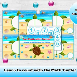 Può includere: Carte didattiche a tema tartaruga. Le carte mostrano problemi di addizione con numeri e illustrazioni di conchiglie, stelle marine e tartarughe su uno sfondo di spiaggia. Il testo recita "Fun Math with Turtle". Include 26 carte A4.