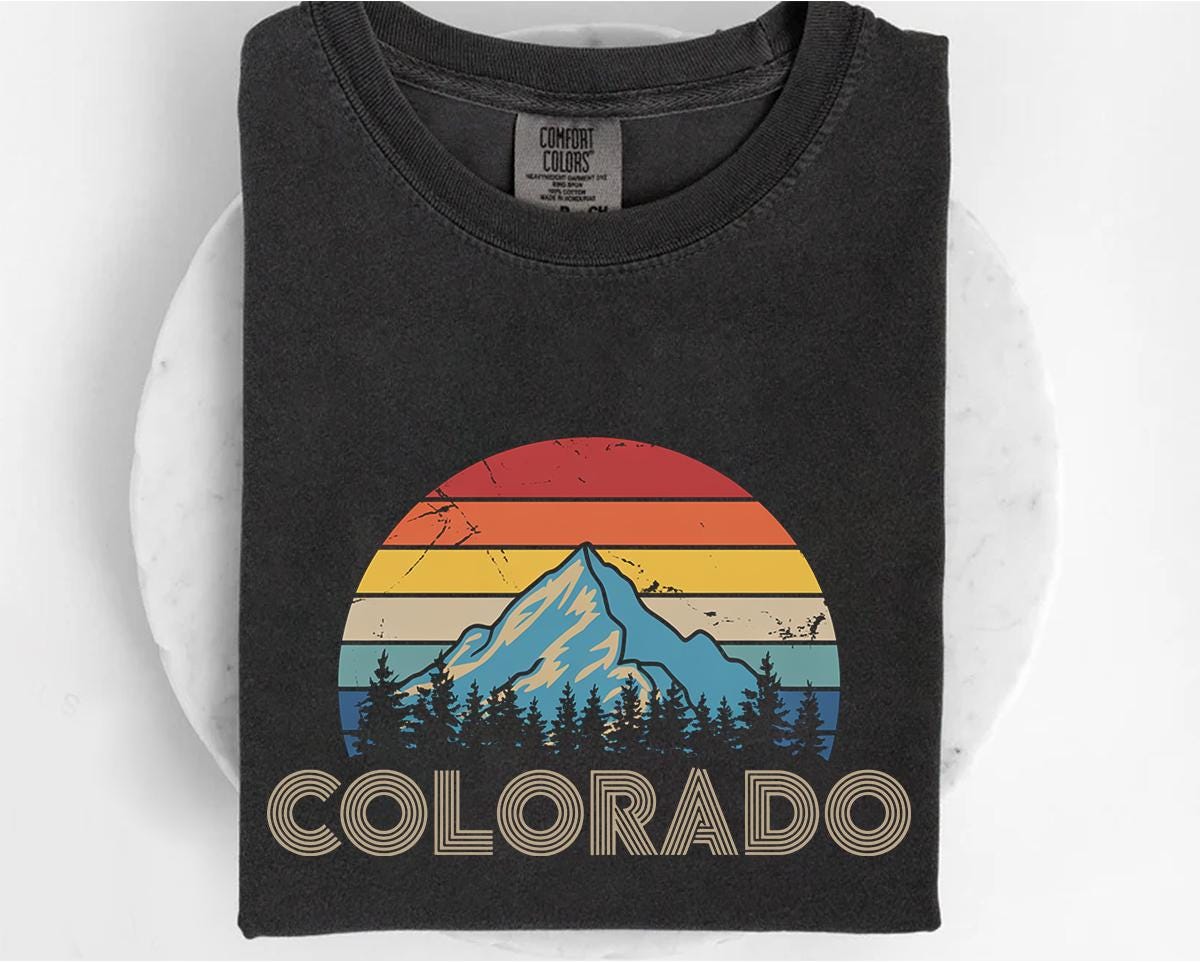 T-Shirt Uomo Scollo A V Montagna Explorer - Vintage Outdoor Adventure - Regalo Originale