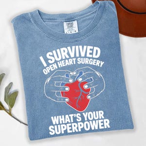 Herz-Chirurgie-Überlebendes-T-Shirt: Herzbewusstseinsgeschenk