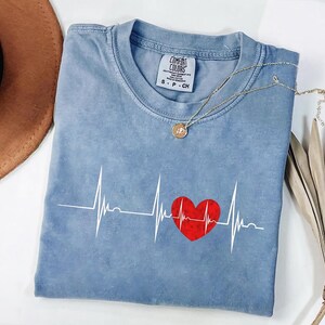 Koszulka z nadrukiem &quot;Heartbeat Heart Nurse&quot;, czerwona koszulka z nadrukiem &quot;Heartbeat Heart&quot;, urocza koszulka dla pielęgniarki kardiologicznej, zabawny prezent dla pielęgniarki kardiologicznej, walentynkowa koszulka dla pielęgniarki kardiologicznej