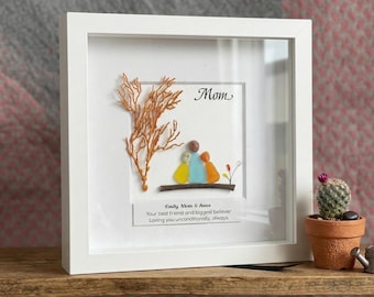 Marco de recuerdo personalizado con marco de guijarros y cristal marino para madre e hijos.