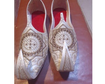 ハンドメイドの刺繍入りレザーKhussa |パキスタンのモジャリ・ジュティ