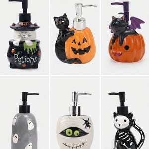 Op de afbeelding: Een set van zes keramische zeepdispensers met Halloween-thema's, waaronder een kat in een ketel met het opschrift Potions, een zwarte kat op een pompoen, een gevleugelde kat op een pompoen, een grijze fles met spookjes, een mummie en een skeletkat.