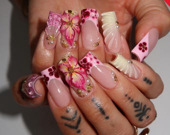 Handgemachte 3D Hibiskus & Shell Square Press On Nails | Luxus Hot Pink Tropical Floral mit Gold Charms | Bold Sommer Urlaub Strand Nail Art
