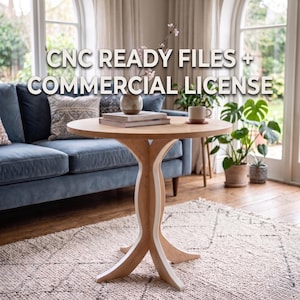Könnte beinhalten: Ein runder Beistelltisch aus Holz mit heller Oberfläche und einem geschwungenen, mehrbeinigen Fuß. Der Text CNC READY FILES + COMMERCIAL LICENSE ist über das Bild gelegt. Auf der Tischplatte stehen eine kleine Vase und eine Tasse.