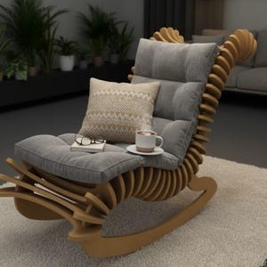 Puede incluir: Un sillón mecedora moderno con un diseño de marco de madera único. La silla cuenta con un asiento y respaldo acolchados grises, un cojín decorativo y una taza de café en un platillo. La silla está sobre una alfombra de color claro.