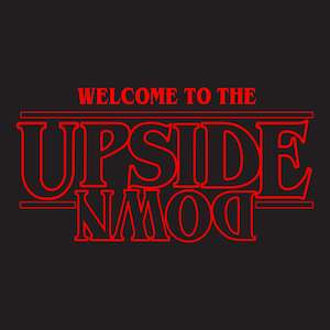 Peut inclure: Fond noir avec texte rouge "WELCOME TO THE UPSIDE DOWN" dans une police stylisée. Le texte est souligné en rouge, avec une esthétique rétro et science-fiction.