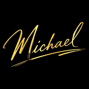 Puede incluir: El nombre Michael está escrito en una fuente cursiva de color dorado sobre un fondo negro sólido. Las letras presentan una textura de trazo de pincel estilizada con un subrayado largo y fluido que se extiende desde la base de la letra M.
