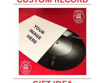 Könnte beinhalten: Eine schwarze Schallplatte, teilweise in einer weißen Hülle mit dem Text "YOUR IMAGE HERE". Die Worte "CUSTOM RECORD" und "GIFT IDEA" stehen in Rot über und unter der Schallplatte. Der Hintergrund ist rot.