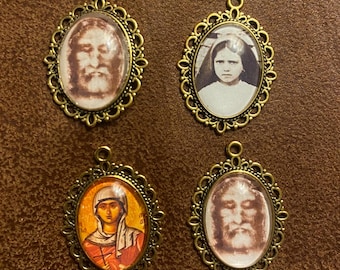 Ciondoli personalizzati con santi / Ciondoli religiosi fatti a mano con cornice in oro / Regali cattolici personalizzati / Ricordo del santo patrono