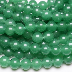 Peut inclure: Un brin de perles de jade rondes et lisses de couleur verte. Les perles sont de taille uniforme et ont une finition polie et brillante.