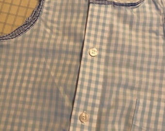 Macacão de bebê reciclado: camisa xadrez azul claro feita à mão (6 a 12 meses)