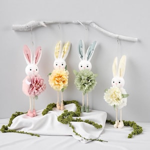 Könnte beinhalten: Ein Set aus drei Keramikbechern mit gesprenkelter, matter Oberfläche. Die Becher sind in den Farbtönen Creme, Hellgrau und Dunkelgrau gehalten. Jeder Becher hat ein schlichtes, minimalistisches Design und einen abgerundeten Henkel. Die Becher sind aufeinander gestapelt.