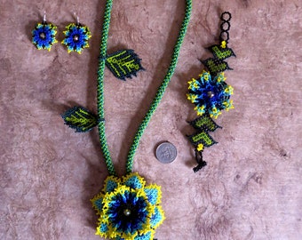 Schmuckkunst, Schmuckdesign, handgefertigter Schmuck, Huichol-Blumenhalskette, handgefertigt mit Liebe