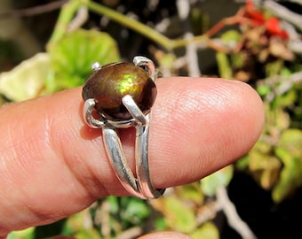 Op de afbeelding: Een zilveren ring met een bruine en groene edelsteen in een klauw setting.