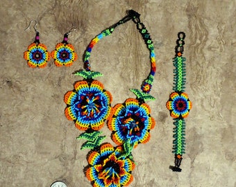 Huichol flower necklace,Flower jewelry made in Mexico by the natives,jewelrydesign,jewelrydesigner,jewellerydesign