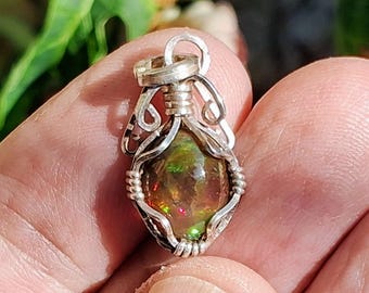 Anhänger aus Silber mit äthiopischen Welo-Feueropal