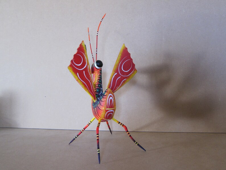 dinosaur with 2 horns on head