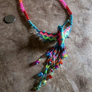 Colar Huichol com desenho de beija-flor