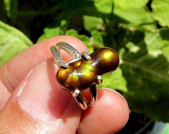 Op de afbeelding: Een zilveren ring met een bruine en groene agaat-steen. De steen heeft een uniek patroon van swirls en kleuren.