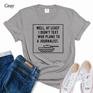 Camiseta do grupo de bate-papo Hegseth Signal, camiseta do meme "Pelo menos não enviei mensagem de texto sobre planos de guerra", camiseta política engraçada, humor militar, camiseta do grupo de bate-papo Signal