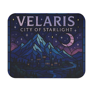Könnte beinhalten: Ein quadratischer Untersetzer mit einer Buntglas-Illustration einer nächtlichen Stadt. Das Design zeigt einen Berg, einen Halbmond, Sterne und den Text "VELARIS CITY OF STARLIGHT" in einer Farbverlaufs-Schriftart.