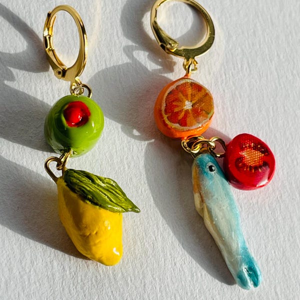 Pendientes de comida desigual: colgantes de arcilla polimérica con sardina, limón, aceituna y tomate. Joyas gastronómicas pintadas a mano con un toque de cena italiana.
