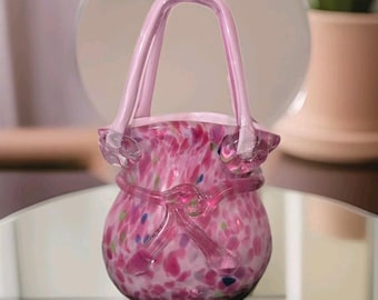 Jarrón escultura vintage de cristal rosa con forma de bolso de confeti, soplado a mano, tallado y pulido.