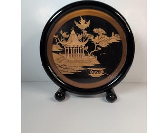 Vintage Korkplatte Dekoratives asiatisches Fernost Pagodenboot Szene Detail auf dem Stand