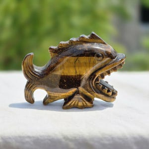 Tigerauge Fisch Schnitzerei | 3&quot;Handgefertigtes Tigerauge Tiertotem | Natürliche Kristallfigur für Schutz, Glück & Wohnkultur
