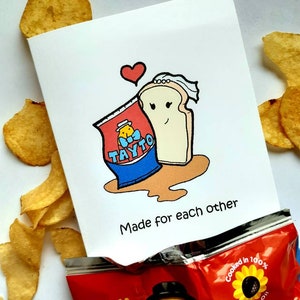 Peut inclure: Une carte blanche avec une illustration de dessin anim&eacute; d'un sac de chips Tayto et une tranche de pain avec un voile. Le texte "Made for each other" est &eacute;crit sous l'illustration.