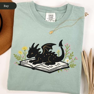 Camiseta "Dragón de los Libros" con Colores Confortables, Camiseta "Lector de Fantasía", Camiseta "Ratón de Biblioteca", Regalo para Lectores, Camiseta "Amante de la Fantasía", Camiseta "Amante de los Libros Cottagecore" Bay