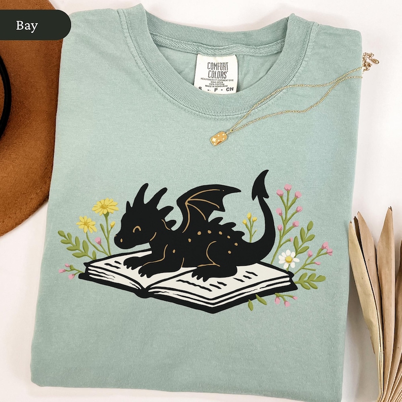 Camiseta "Dragón de los Libros" con Colores Confortables, Camiseta "Lector de Fantasía", Camiseta "Ratón de Biblioteca", Regalo para Lectores, Camiseta "Amante de la Fantasía", Camiseta "Amante de los Libros Cottagecore" Bay