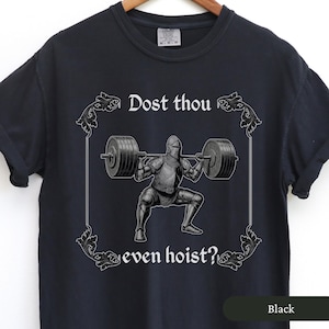Pode incluir: Camiseta preta com um cavaleiro medieval levantando pesos. O texto na camiseta diz "Dost thou even hoist?"