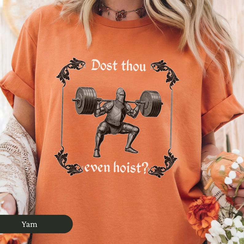 Pode incluir: Camiseta laranja com um gr&aacute;fico de um cavaleiro levantando uma barra. O texto na camiseta diz "Dost thou even hoist?"