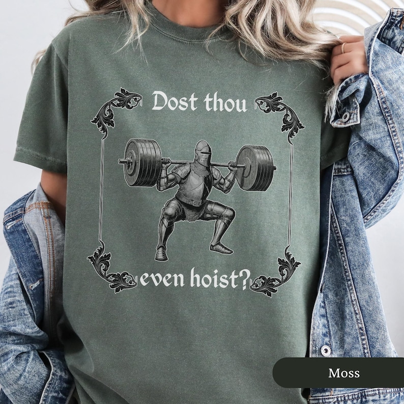 Pode incluir: Uma camiseta verde com um cavaleiro medieval levantando pesos. O texto na camiseta diz "Dost thou even hoist?"