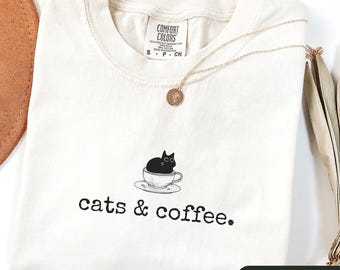 Camiseta de gato con colores de café reconfortante, linda camiseta de gato negro, regalo para amantes de los gatos, regalo para mamás gatas, regalo para amantes del café con gatos, regalos con temática de gatos
