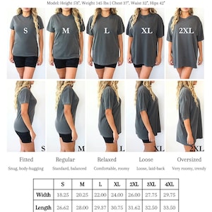 Op de afbeelding: Maattabel voor Comfort Colors 1717 t-shirts. De afbeelding toont verschillende maten, van S tot 2XL, met voor- en zijaanzichten. Een maattabel geeft afmetingen in cm voor breedte, lengte en mouwlengte. Het model is 173 cm lang en weegt 66 kg.