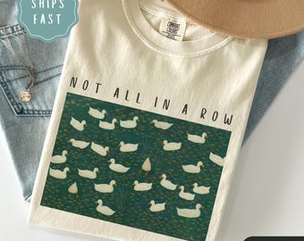 Camiseta "Patos no todos en fila" de Comfort Colors, divertida camiseta retro de animales, divertida camiseta de pato, divertida camiseta de salud mental, regalo de salud mental para ella