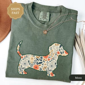 Comfort Colors Floral Dachshund Shirt, Wiener Dog Tshirt, Gift for Dachshund Mom Shirt, Dachshund Mama Gift, Weenie Dog Owner Tee
