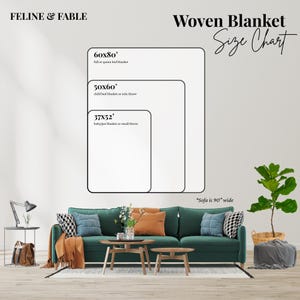 Puede incluir: Un cuadro de tallas para mantas tejidas, con dimensiones de 152x203 cm, 127x152 cm y 94x132 cm. Se muestra el texto "FELINE & FABLE" y "Woven Blanket Size Chart". El sof&aacute; mide 229 cm de ancho.