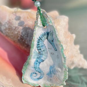Seahorse Oyster Shell Ornament – Coastal Beach Décor, Nautical Christmas Tree Hanging, Handmade Decoupage Shell Gift, Marine Life Ornament