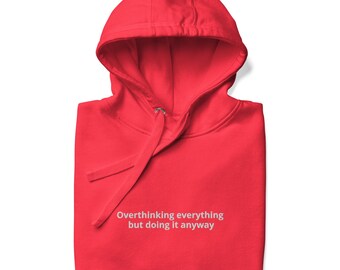 Broderad huvtröja med texten "Overthinking Everything" – Unisex huvtröja för mental hälsa