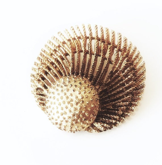 80年代のゴールドトーンのひまわりのブローチ、ヴィンテージの花柄ピン