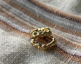Orecchini a cerchio in oro testurizzato / Orecchini a cerchio Huggie in oro testurizzato / Gioielli minimalisti / Orecchini audaci per tutti i giorni / Regalo per lei